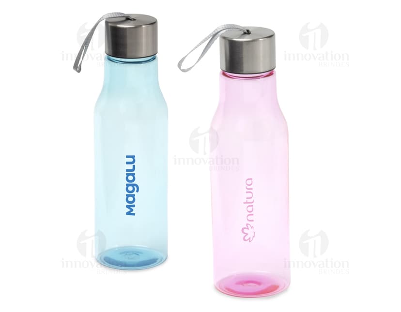 Garrafa plástica transparente de 600ml com tampa de rosca. A garrafa contém água potável e está limpa e fresca. Ideal para garantir hidratação e saúde, sendo um objeto de cuidado pessoal. A imagem reflete a necessidade de se manter uma vida saudável e hidratada.