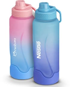 Garrafa plástica transparente de 1,1 litros com tampa, contendo líquido limpo e fresco. A garrafa é feita de plástico e é ideal para armazenar água, bebida ou qualquer outro líquido.