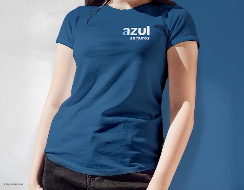 Homem jovem e atraente, sorrindo, usando uma camiseta preta. Ele está em pé, confiante e feliz, em um estúdio. O modelo possui um estilo moderno e casual, representando um estilo de vida saudável e esportivo. O jovem tem cabelos escuros e olhos azuis, transmitindo jovialidade e felicidade.