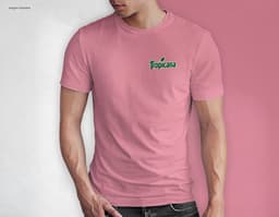 Homem jovem e atraente sorrindo, posando em um estúdio com uma t-shirt preta de algodão tradicional de 165g/m². Ele está a