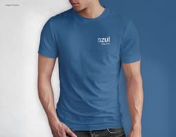 Homem jovem e atraente sorrindo, posando em um estúdio com uma t-shirt preta de algodão tradicional de 165g/m². Ele está a