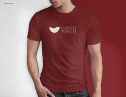 Homem jovem e atraente sorrindo, posando em um estúdio com uma t-shirt preta de algodão tradicional de 165g/m². Ele está a