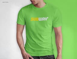 Homem jovem e atraente sorrindo, posando em um estúdio com uma t-shirt preta de algodão tradicional de 165g/m². Ele está a