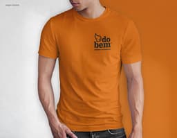 Homem jovem e atraente sorrindo, posando em um estúdio com uma t-shirt preta de algodão tradicional de 165g/m². Ele está a