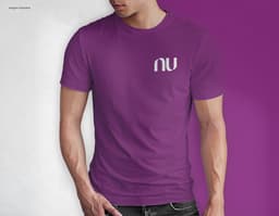 Homem jovem e atraente sorrindo, posando em um estúdio com uma t-shirt preta de algodão tradicional de 165g/m². Ele está a