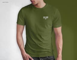 Homem jovem e atraente sorrindo, posando em um estúdio com uma t-shirt preta de algodão tradicional de 165g/m². Ele está a