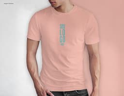 Homem jovem e atraente sorrindo, posando em um estúdio com uma t-shirt preta de algodão tradicional de 165g/m². Ele está a