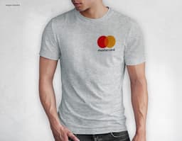 Homem jovem e atraente sorrindo, posando em um estúdio com uma t-shirt preta de algodão tradicional de 165g/m². Ele está a
