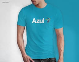 Homem jovem e atraente sorrindo, posando em um estúdio com uma t-shirt preta de algodão tradicional de 165g/m². Ele está a