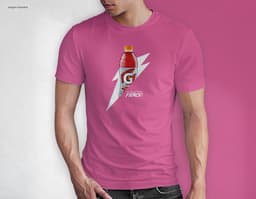 Homem jovem e atraente sorrindo, posando em um estúdio com uma t-shirt preta de algodão tradicional de 165g/m². Ele está a