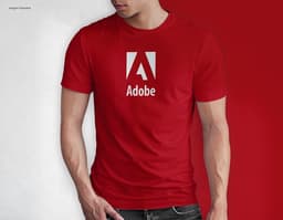 Homem jovem e atraente sorrindo, posando em um estúdio com uma t-shirt preta de algodão tradicional de 165g/m². Ele está a