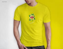 Homem jovem e atraente sorrindo, posando em um estúdio com uma t-shirt preta de algodão tradicional de 165g/m². Ele está a