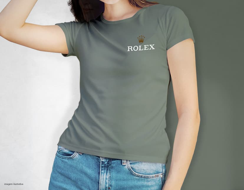 Camiseta feminina de corte cinturado em cor azul, usada por uma modelo sorridente e atraente. Ela está posando de forma casual e elegante, com cabelo escuro e jeans. A roupa é moderna e estilosa, perfeita para mulheres jovens e modernas.
