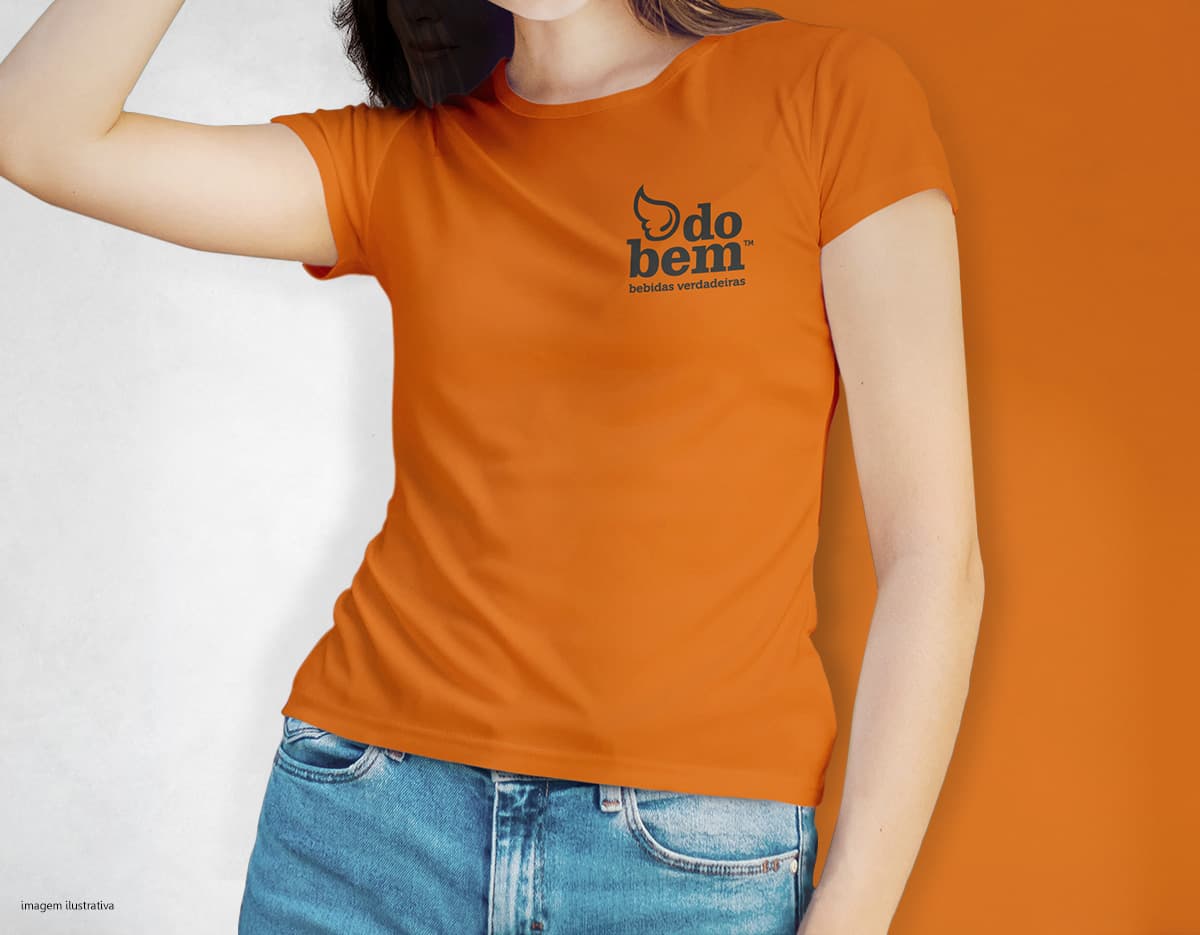 Camiseta feminina casual azul em miniskirt jeans. Modelo sorrindo e feliz em pose jovem e moderna. Garanta já a sua! Estilo moderno e descolado para arrasar no look. Aproveite a promoção!