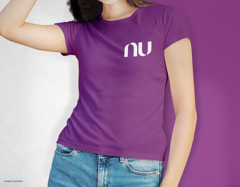 Camiseta feminina azul em estilo casual, ideal para mulheres jovens e modernas. Com detalhes em jeans e modelagem slim, é perfeita para um look descontraído e cheio de estilo. Aproveite a promoção e garanta já a sua!