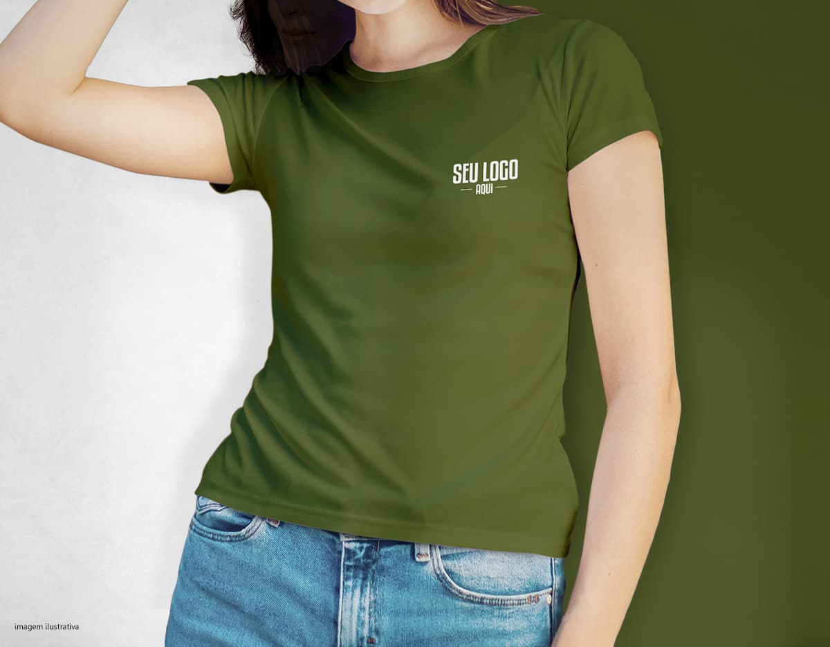 Camiseta feminina em azul jeans: modelo atraente sorrindo. Perfeita para um look casual e moderno. Garanta já a sua! Ideal para mulheres jovens e antenadas.