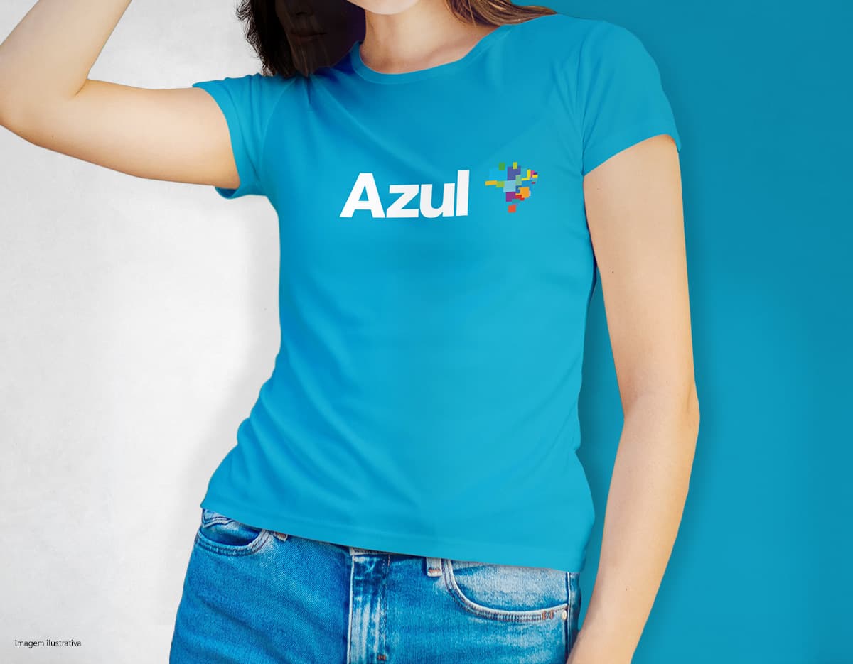 Camiseta feminina em jeans azul - Modelo sorridente e atraente em um estilo casual e moderno. Perfeita para mulheres jovens e fashionistas. Garanta já a sua!