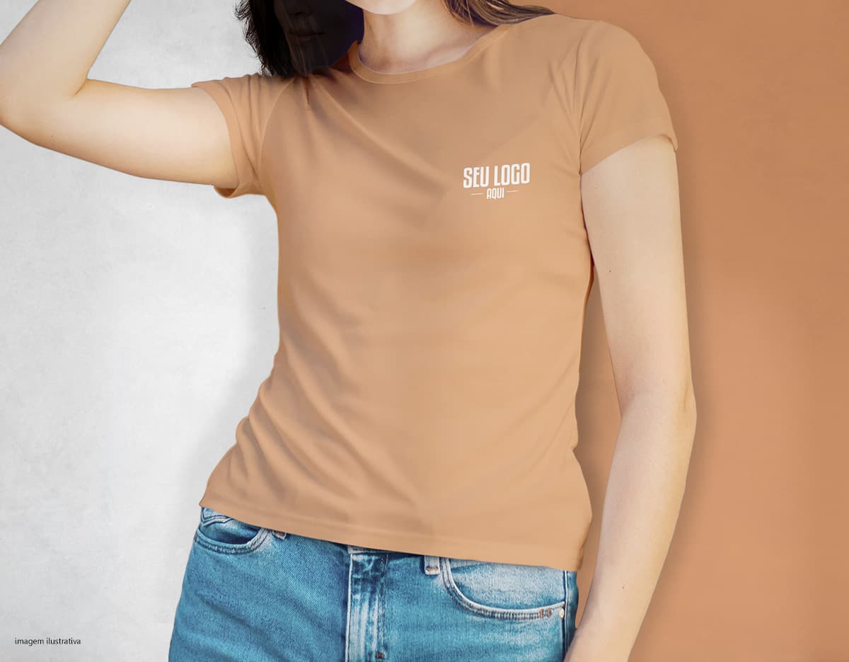 Camiseta feminina de alta qualidade, perfeita para um look casual e despojado. A modelo sorri, transmitindo felicidade e estilo. Confeccionada em tecido blue jeans, é moderna e versátil. Adquira já a sua e arrase no visual!