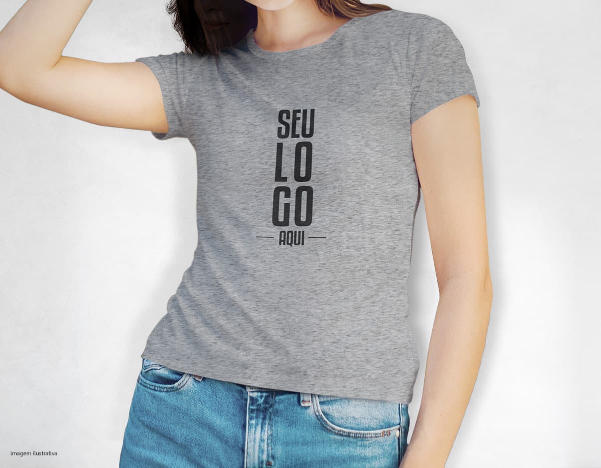 Camiseta feminina azul, modelo jovem sorrindo em pose casual. Confeccionada em jeans, combinando estilo e conforto. Perfeita para um visual moderno e descontraído. Aproveite a oferta!