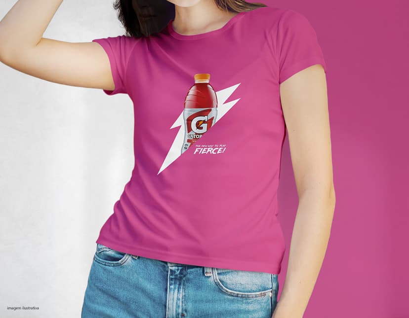 Camiseta feminina de corte cinturado em cor azul, usada por uma modelo sorridente e atraente. Ela está posando de forma casual e elegante, com cabelo escuro e jeans. A roupa é moderna e estilosa, perfeita para mulheres jovens e modernas.