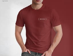 Homem jovem e atraente posando de maneira casual com uma camiseta de algodão tradicional. Ele está sorrindo e tem um sorriso