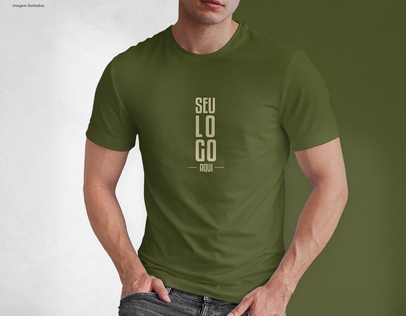 Camiseta tradicional meia malha: Modelo masculino sorrindo com estilo casual e moderno. Ideal para um visual jovem e descolado. Perfeito para quem busca conforto e praticidade no dia a dia. Adquira já o seu!