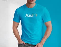 Homem jovem e atraente posando de maneira casual com uma camiseta de algodão tradicional. Ele está sorrindo e tem um sorriso