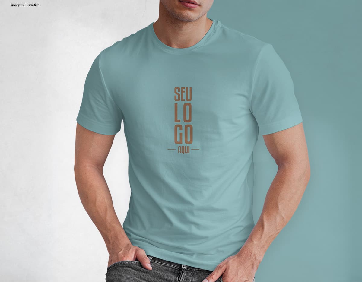 Camiseta tradicional meia malha masculina em promoção! O modelo está sorrindo, é moderno, elegante e ideal para um estilo de vida saudável e ativo. Aproveite a oferta e garanta já a sua. Acesse nosso site e confira!