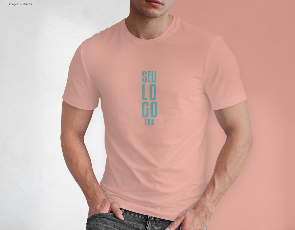 Homem sorrindo e usando camiseta tradicional meia malha, modelo casual e moderno. Produzida em material de alta qualidade, perfeita para um estilo descolado e confortável. Aproveite a promoção e adquira já a sua!