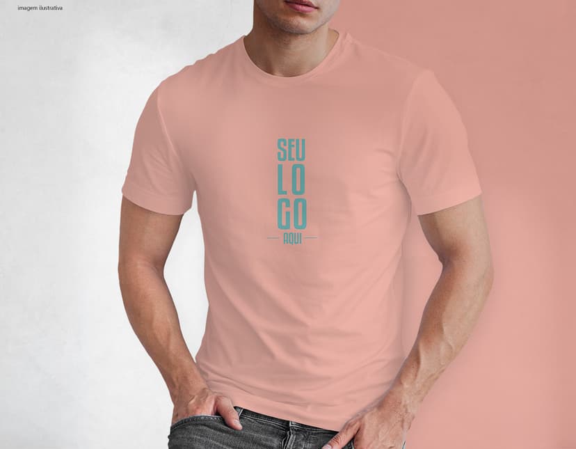 Homem jovem e atraente posando de maneira casual com uma camiseta de algodão tradicional. Ele está sorrindo e tem um sorriso feliz e confiante. O modelo está vestindo jeans e tem um visual moderno e descontraído.