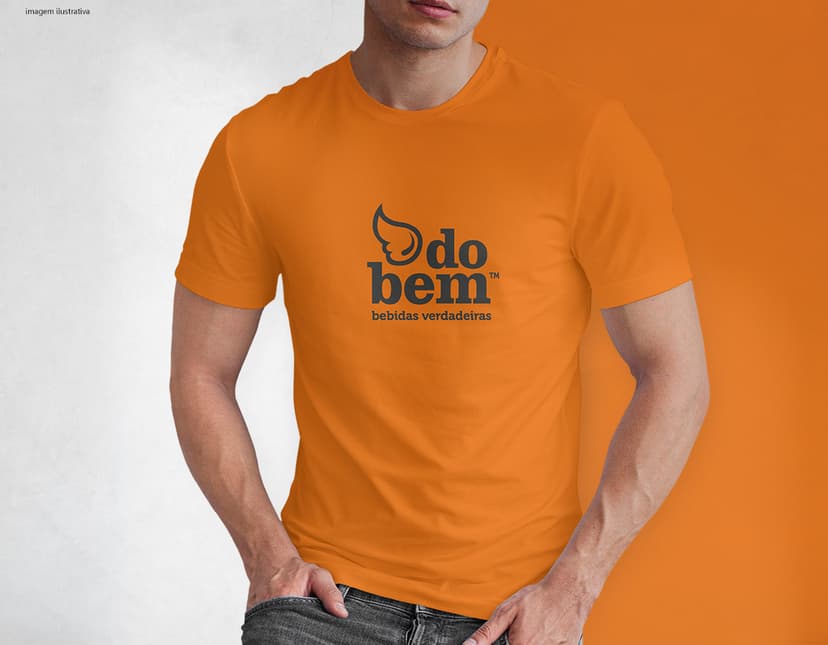 Camiseta Tradicional Meia Malha Masculina - Modelo jovem, sorrindo e confiante, com estilo casual e atitude. Feita para quem valoriza qualidade e conforto no dia a dia. Leve já a sua!