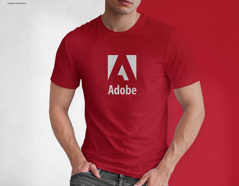 Homem jovem e atraente posando de maneira casual com uma camiseta de algodão tradicional. Ele está sorrindo e tem um sorriso feliz e confiante. O modelo está vestindo jeans e tem um visual moderno e descontraído.