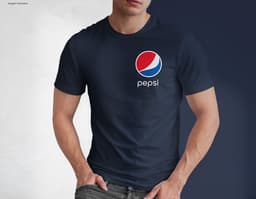 Homem jovem e atraente posando de maneira casual com uma camiseta de algodão tradicional. Ele está sorrindo e tem um sorriso