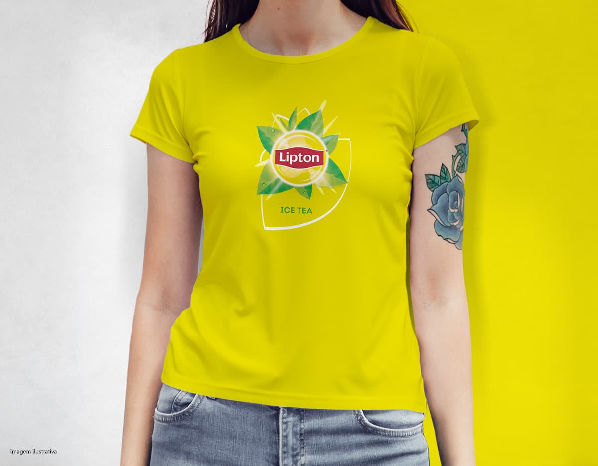 Camiseta feminina com uma garota atraente e sorridente, posando de forma casual em um estúdio. O modelo tem cabelos escuros e olhos expressivos, vestindo jeans. Ela transmite confiança e estilo.