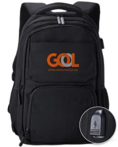 Mochila USB 30 Litros em cor preta, com compartimento para laptop e porta USB para carregamento de dispositivos eletrônicos.