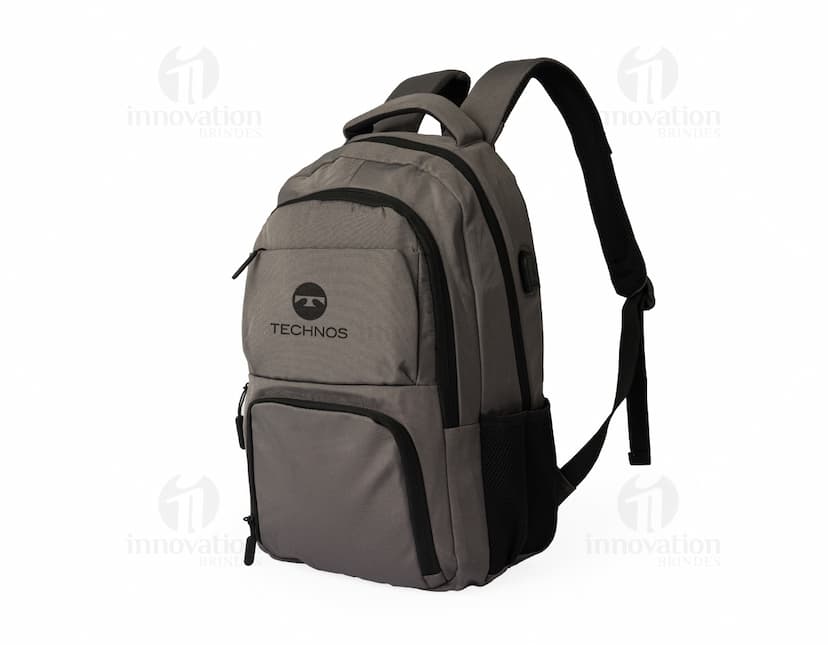 Mochila USB 30 Litros em cor preta, com compartimento para laptop e porta USB para carregamento de dispositivos eletrônicos.
