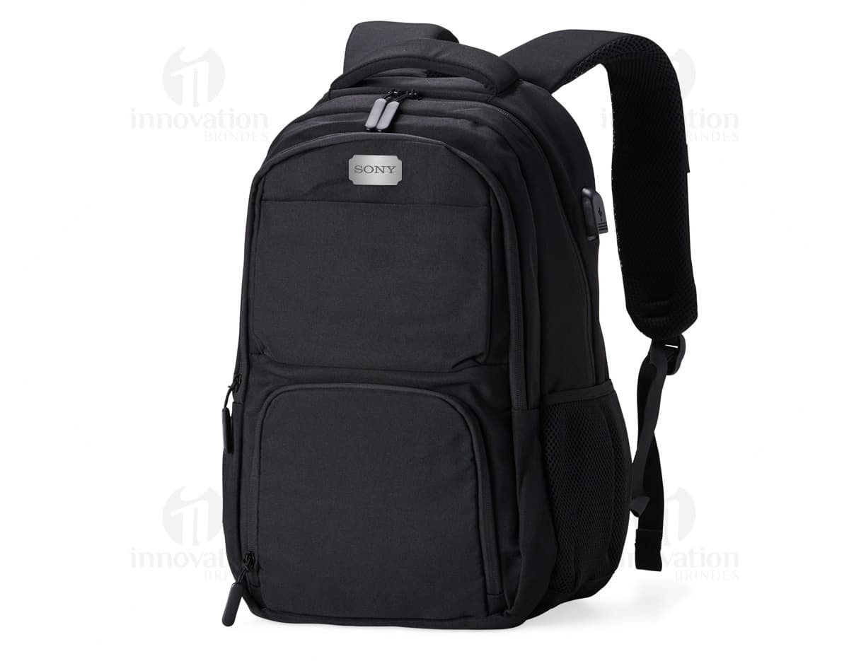 Mochila USB 30 Litros em cor preta, com compartimento para laptop e porta USB para carregamento de dispositivos eletrônicos.