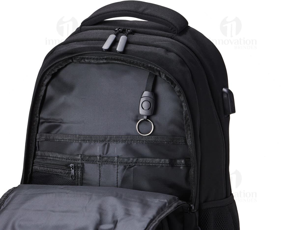 Mochila USB 30 Litros em cor preta, com compartimento para laptop e porta USB para carregamento de dispositivos eletrônicos.