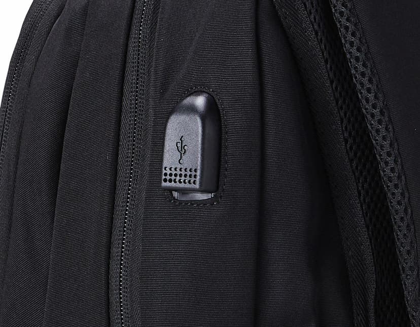 Mochila USB 30 Litros em cor preta, com compartimento para laptop e porta USB para carregamento de dispositivos eletrônicos.