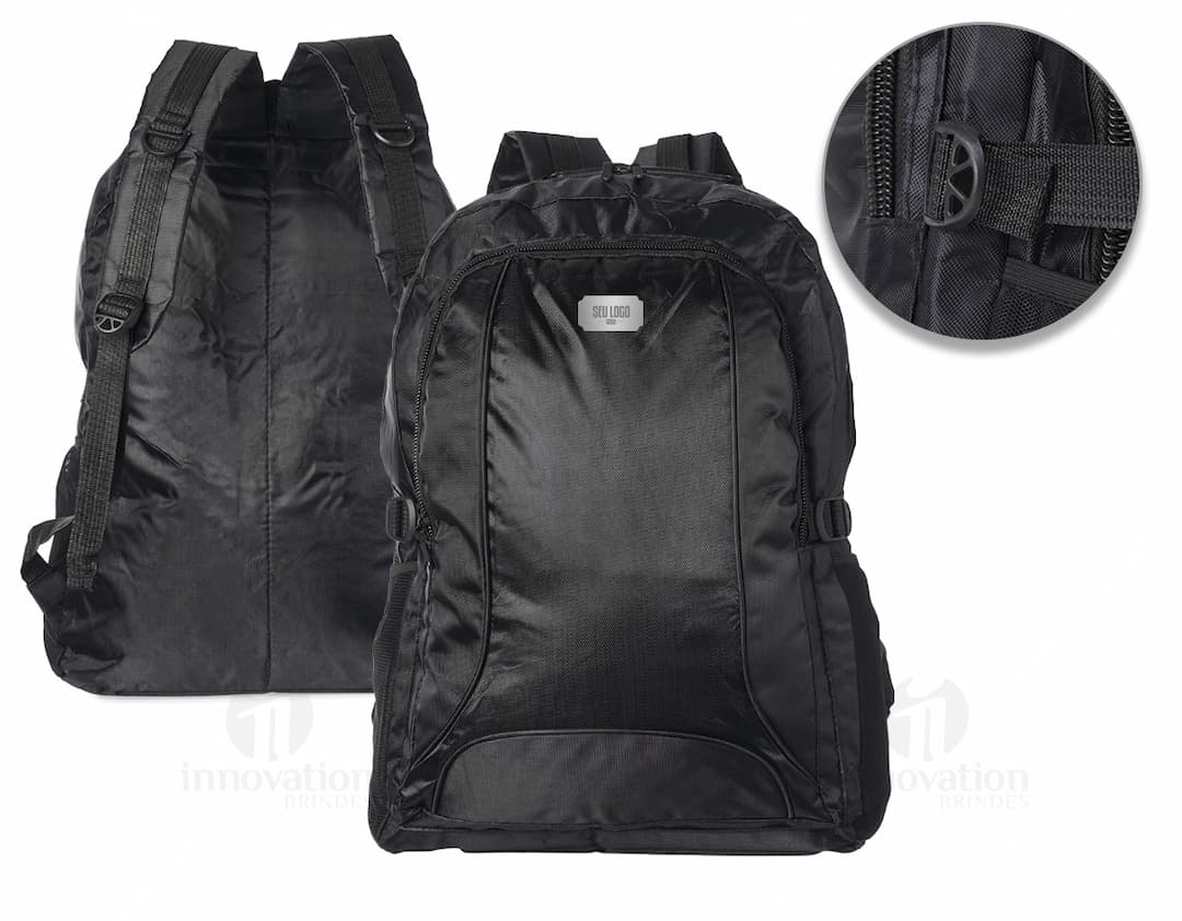 Homem de negócios vestindo terno preto segurando uma mochila de nylon preta de 42 litros.