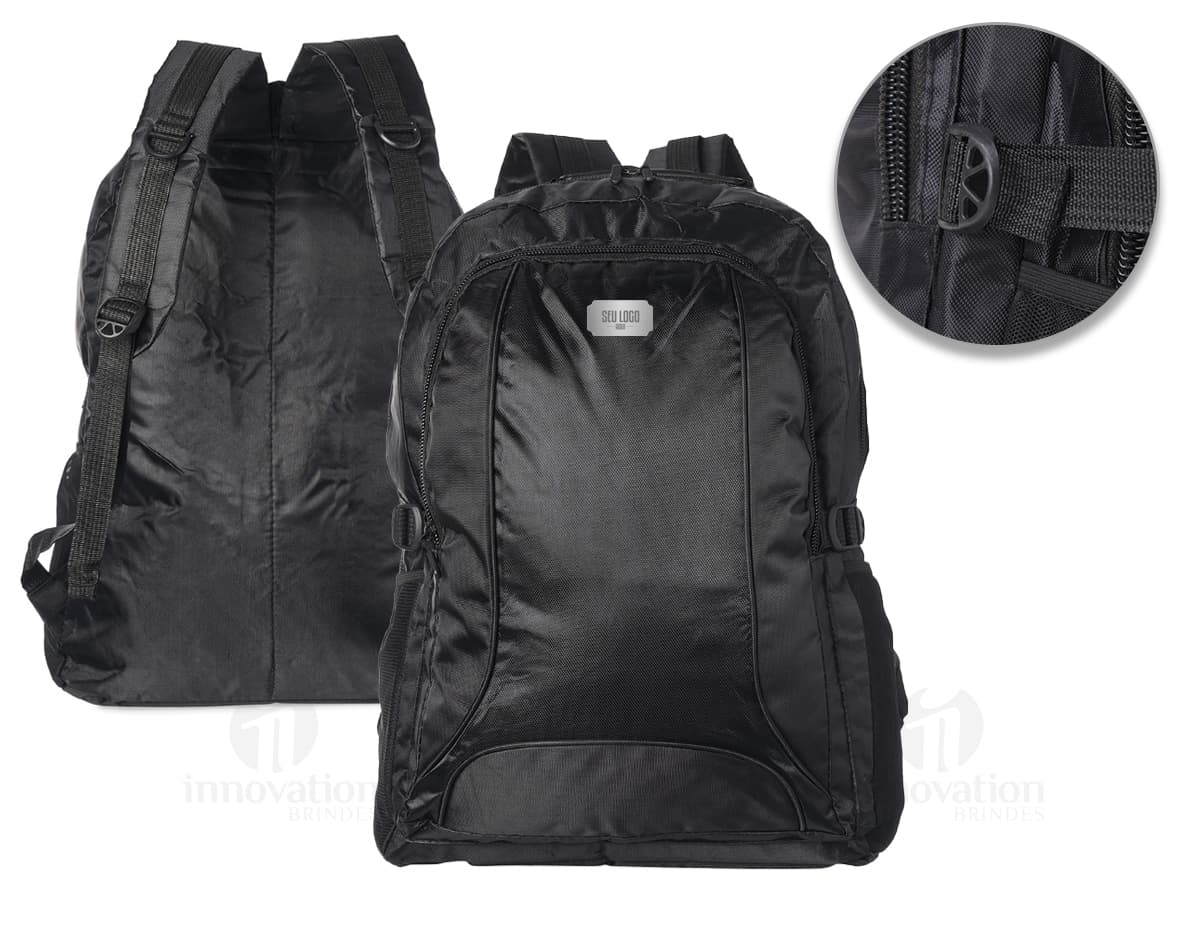 Homem de negócios vestindo terno preto segurando uma mochila de nylon preta de 42 litros.