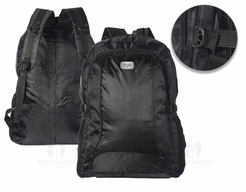 Homem de negócios vestindo terno preto segurando uma mochila de nylon preta de 42 litros.