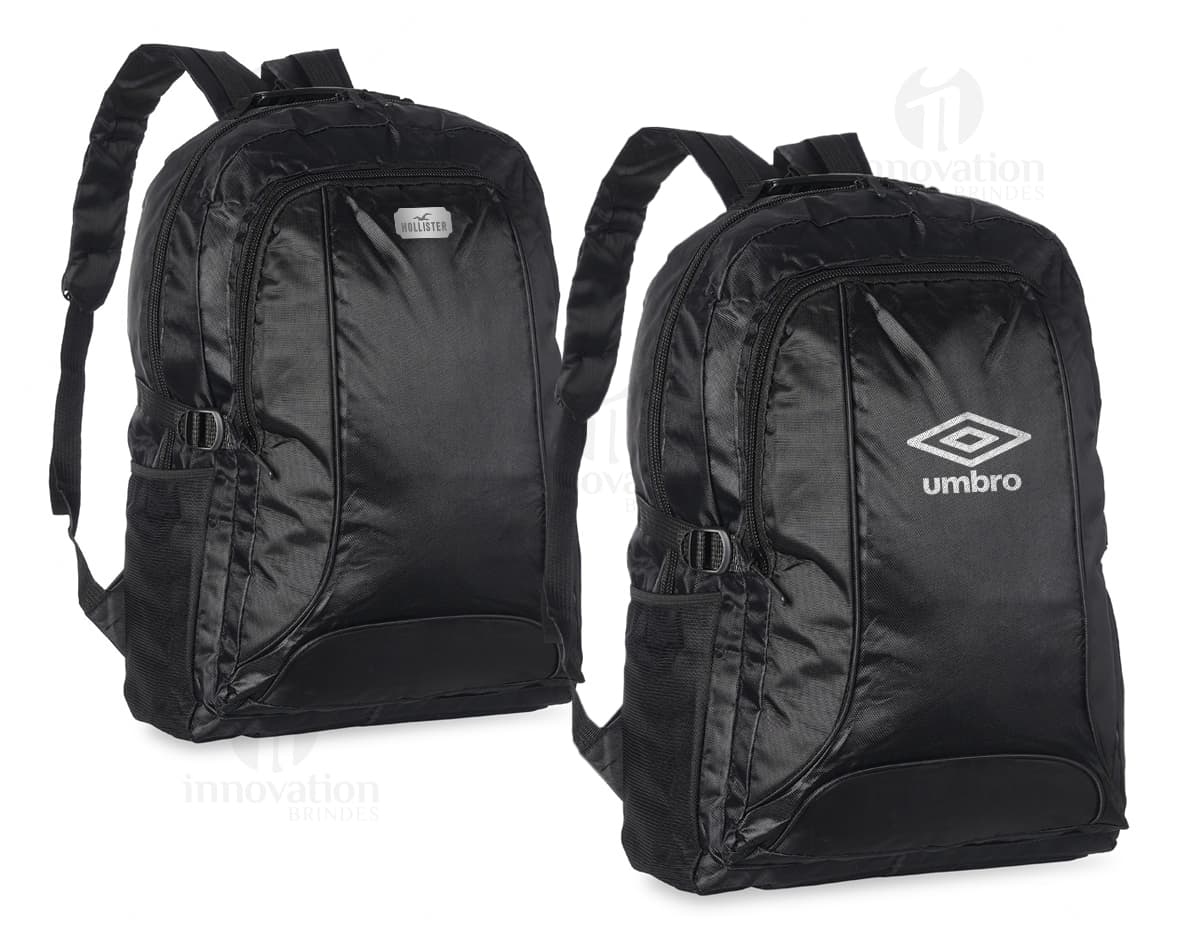 Homem de negócios vestindo terno preto segurando uma mochila de nylon preta de 42 litros.