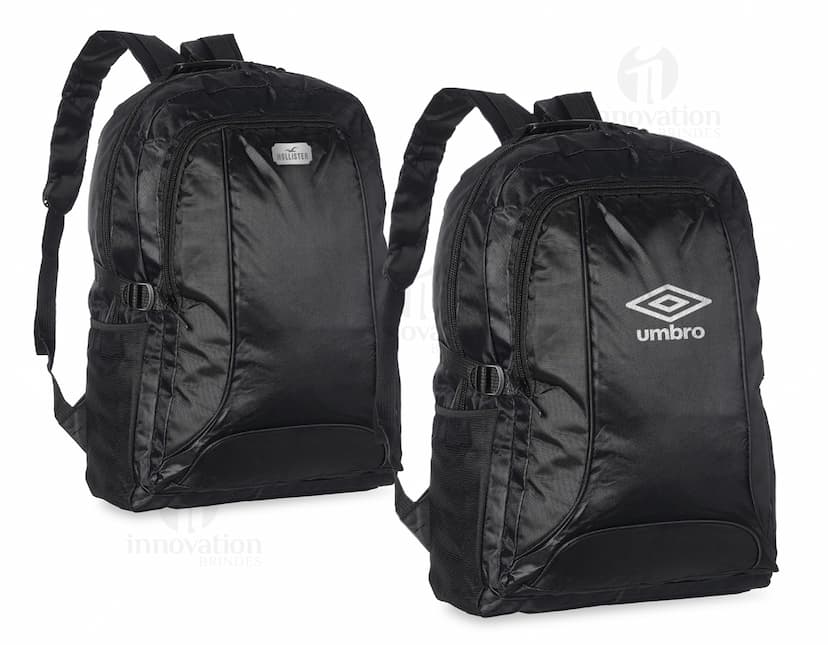 Homem de negócios vestindo terno preto segurando uma mochila de nylon preta de 42 litros.