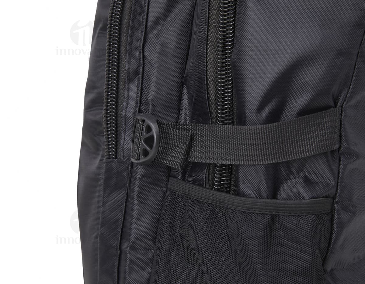 Homem de negócios vestindo terno preto segurando uma mochila de nylon preta de 42 litros.