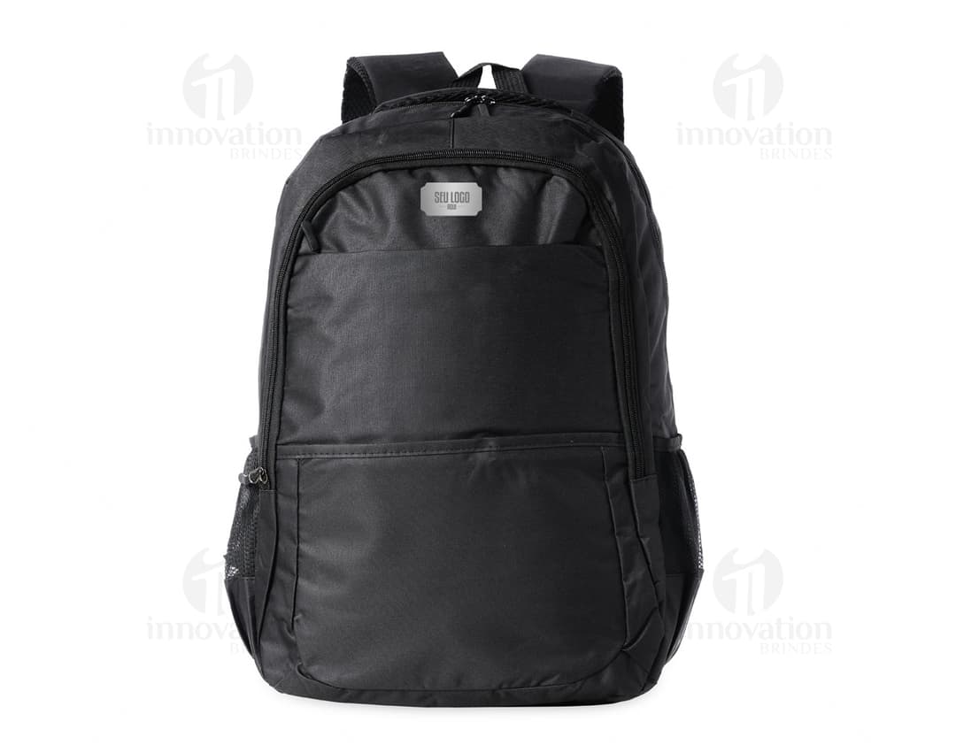Mochila em nylon preta de 27 litros, ideal para viagens, trabalho e uso casual. Possui alça de mão, zíper, bolsos e