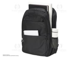 Mochila em nylon preta de 27 litros, ideal para viagens, trabalho e uso casual. Possui alça de mão, zíper, bolsos e