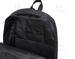Mochila em nylon preta de 27 litros, ideal para viagens, trabalho e uso casual. Possui alça de mão, zíper, bolsos e
