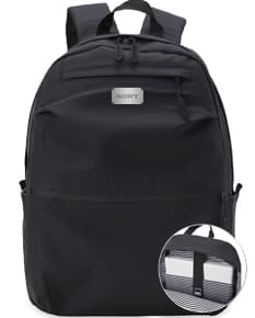Mochila de couro sintético de 30 litros em estilo moderno e luxuoso, ideal para transporte de objetos e equipamentos. O design elegante e a estrutura metálica combinam com o carro e a grade no fundo da imagem.