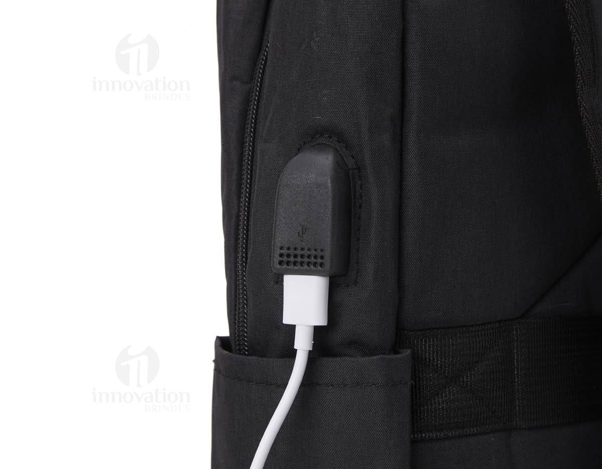 Mochila preta de nylon com alças de couro, fecho de zíper, design moderno e capacidade de 20 litros. Ideal para viagens, estilo casual e armazenamento seguro de objetos.